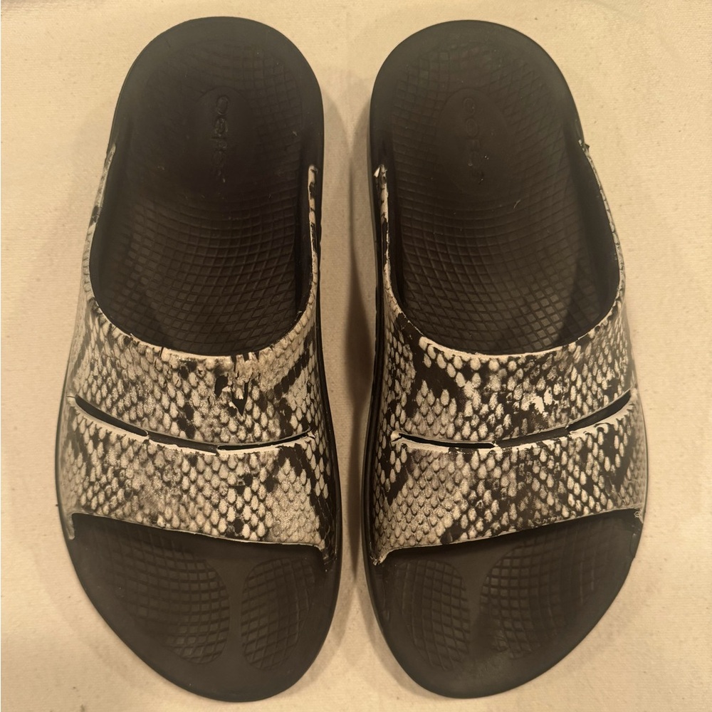 Oofos Slides/Faux Snakeskin/Black & White/Size Men 8/Women 10/Only Worn In House